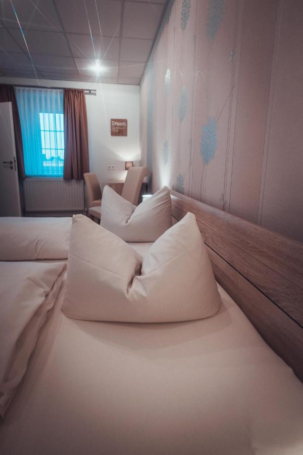 Gasthof Und Hotel Roter Hirsch Claußnitz المظهر الخارجي الصورة