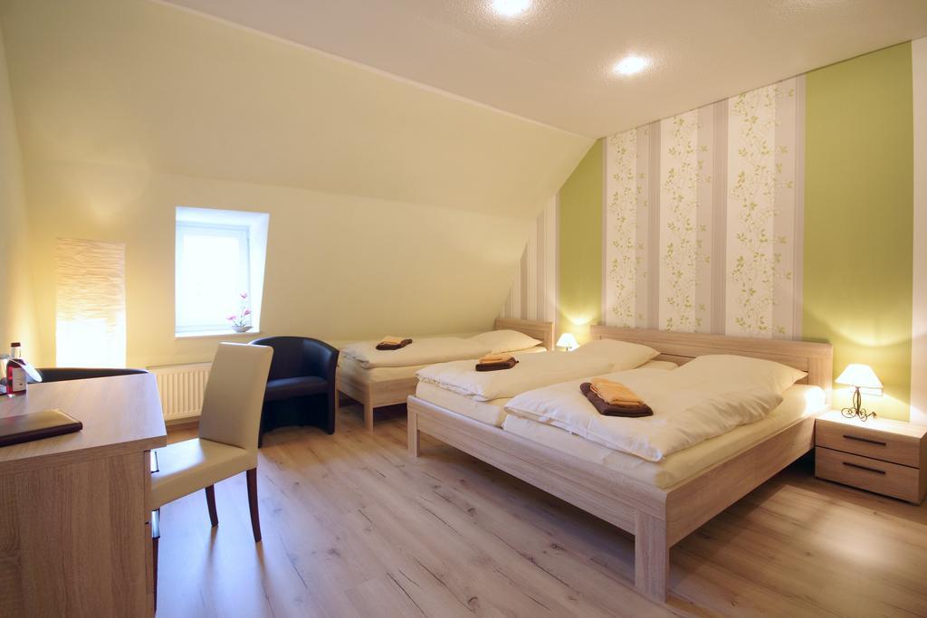 Gasthof Und Hotel Roter Hirsch Claußnitz الغرفة الصورة