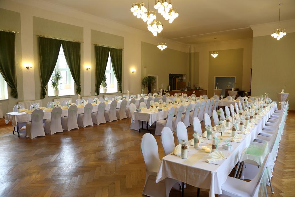 Gasthof Und Hotel Roter Hirsch Claußnitz المظهر الخارجي الصورة