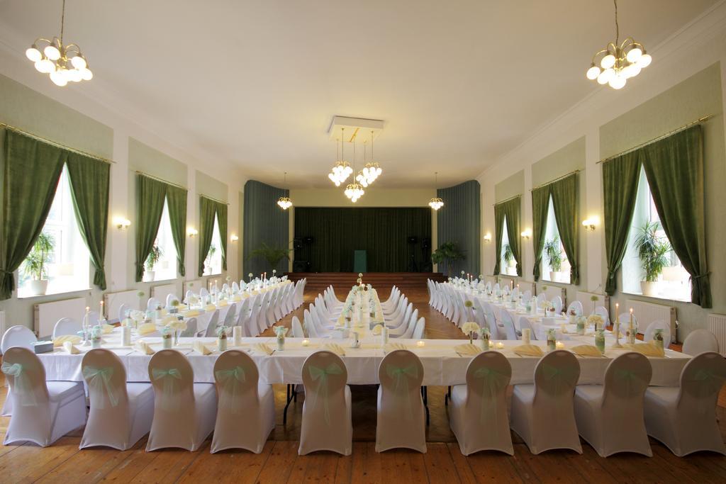 Gasthof Und Hotel Roter Hirsch Claußnitz المظهر الخارجي الصورة
